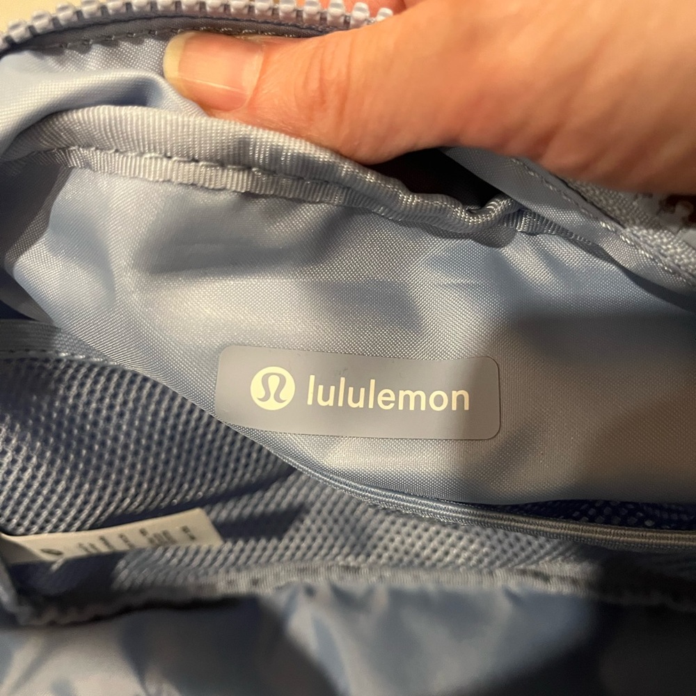 Lululemon Go Getter Pouch in Blue, NWT - Picture 6 of 9